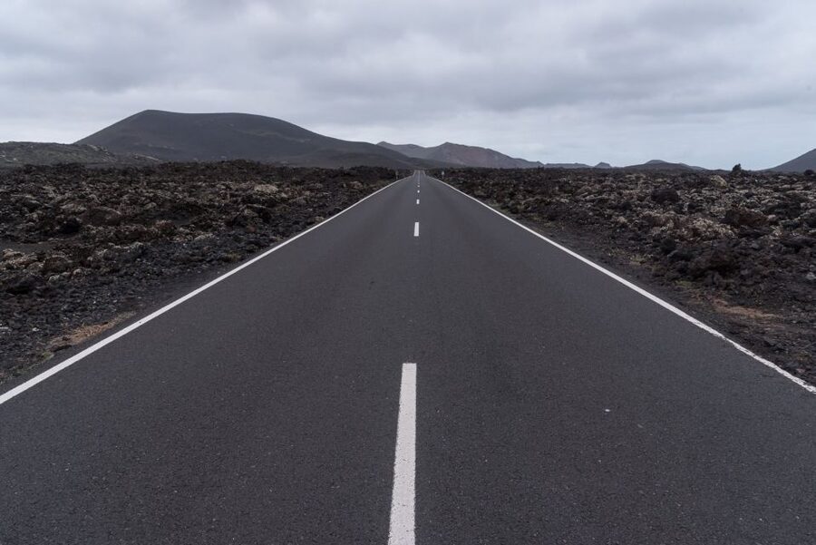 From Fuerteventura: Lanzarote Volcano and Wine Region Tour - El Lago Verde green lagoon, cliffs views and a rare walk break