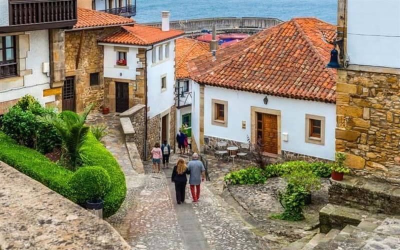 From Gijón: Covadonga, Cangas de Onís, and Lastres Day Trip - Cangas de Onís: cobblestones, cider, and the Roman bridge