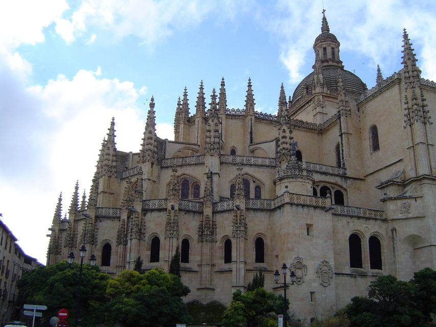 From Madrid: Ávila and Segovia Guided Day Trip - Two UNESCO towns, one day: how the flow works