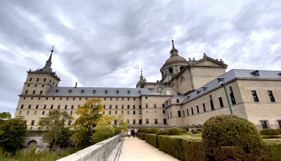 From Madrid: Escorial Monastery and the Valley of the Fallen - Skip-the-line, headsets, and guides: how the tour keeps you oriented