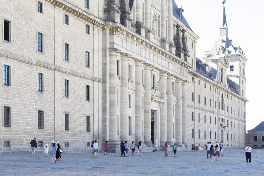 From Madrid: Escorial Monastery & Valley of the Fallen Trip - Guides and the English-Spanish setup that keeps the tour clear
