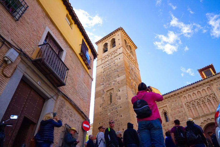 From Madrid: Toledo and Segovia Guided Day Trip - Meeting point and getting to Toledo: expect a structured start