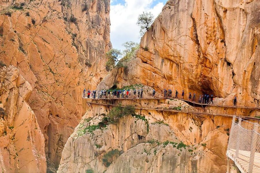 From Málaga: Caminito del Rey Guided Day Trip - What makes the 100-meter Caminito del Rey walk so memorable