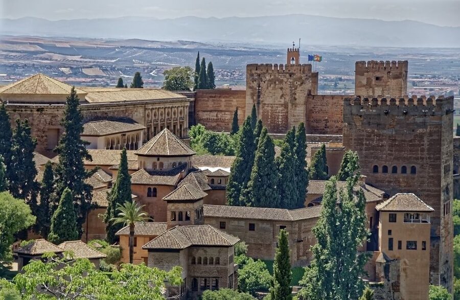 From Malaga: Granada Full-Day Trip with Alhambra - Nasrid Palaces plus Alcazaba and Charles V: using a guide to connect the pieces