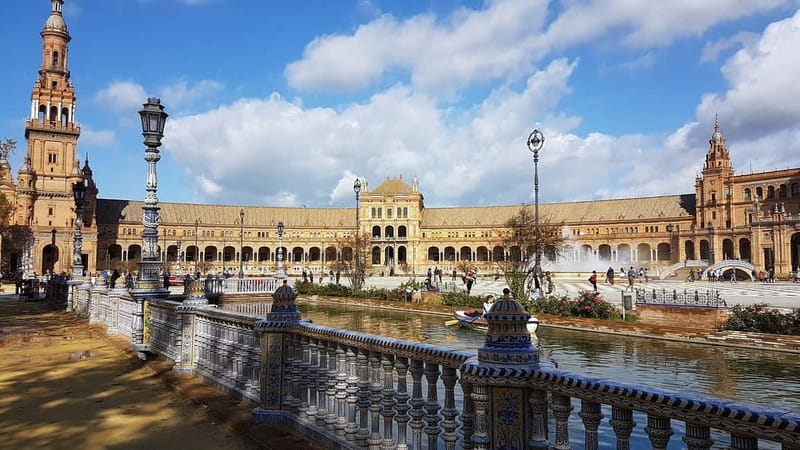 From Malaga: Seville Day Trip with Real Alcázar Tickets - Walking the Santa Cruz District: Streets, Squares, and Courtyards