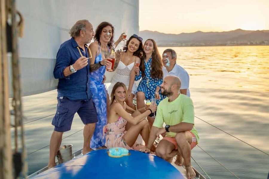 From Marbella: Private and Group Sailboat Cruise & Drinks - Getting to the boat: the simple start at Babilonia Bar