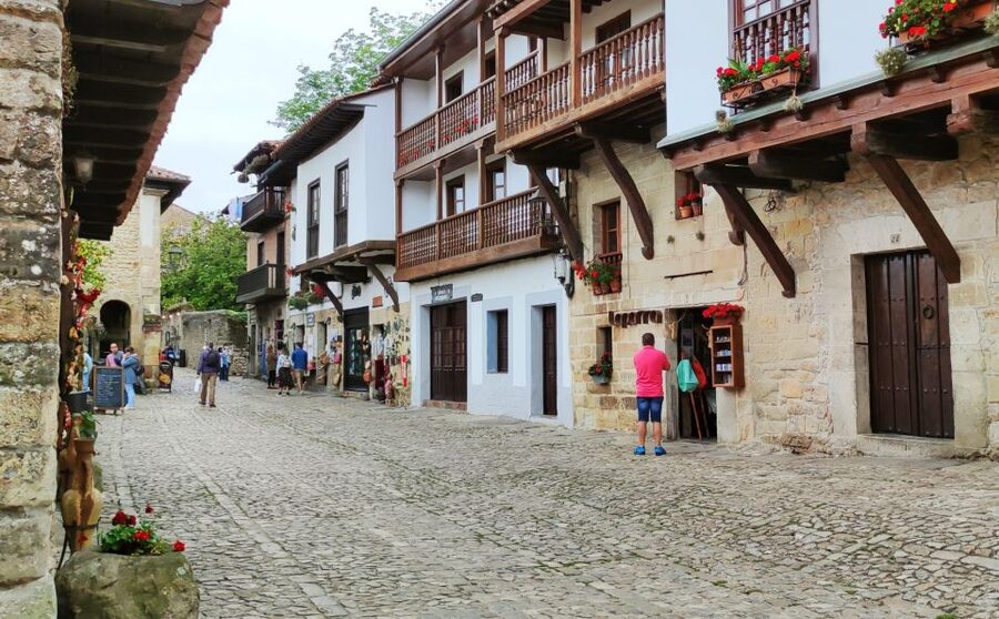 From Santander: Santillana del Mar & Altamira Museum Tour - Santillana del Mar: The Pedestrian Medieval Town That Actually Lets You Wander