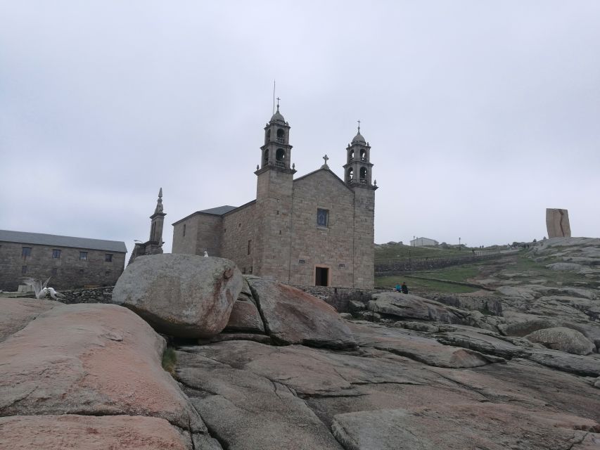 From Santiago: Finisterre, Muxia & Costa da Morte Excursion - Muros: a traditional coastal village break, with time to breathe