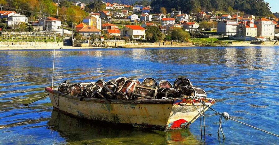 From Santiago: Rías Baixas Galicia Seafood & Wine Day Tour - La Lanzada and La Toja: beach legends and soap-island history