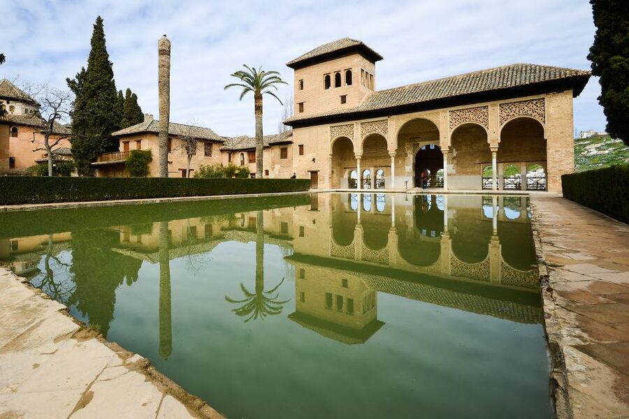 From Seville: Granada & Alhambra Tour with Optional Ticket - Plaza de San Nicolás lunch and the one-hour free window