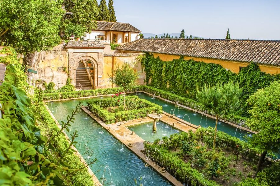 From Seville: Granada & Alhambra Tour with Optional Ticket - The role of guides, from bus driver to Alhambra historian