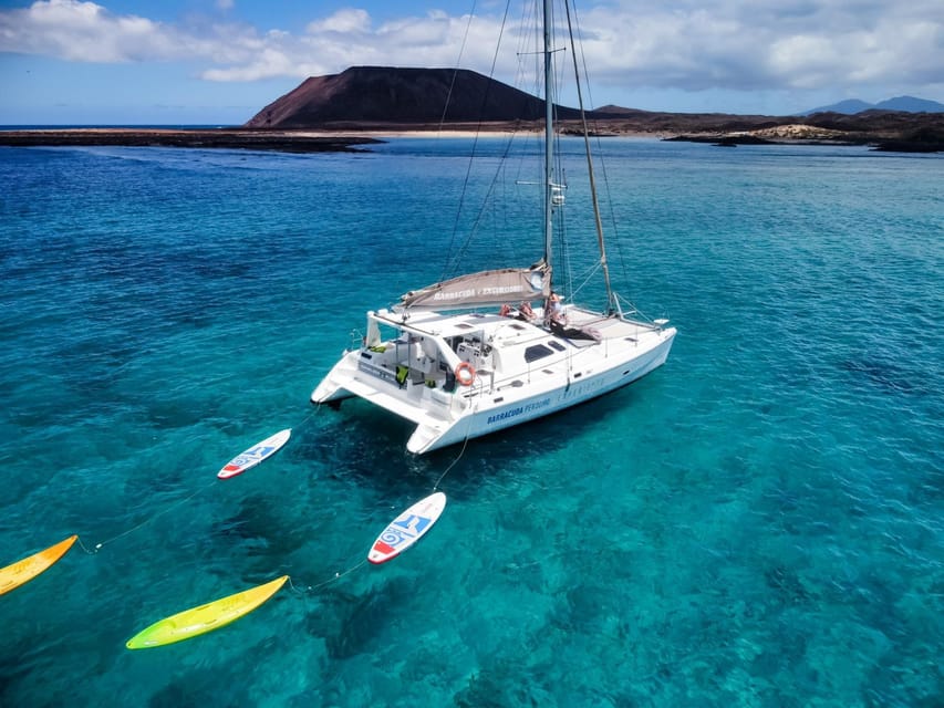 Fuerteventura : Catamaran excursion to Lobos Island - The hour-long scenic sail: volcanic caves and Lobos’ geologic drama