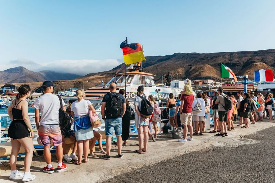 Fuerteventura: Glass Bottom Boat Cruise with Lunch & Drinks - What the crew really changes about your day, from music to multilingual hosts