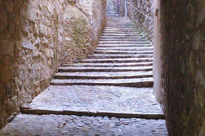Game Of Thrones Walking Tour in Girona - Cathedral of Santa Maria and the German Headquarters battle-set feel