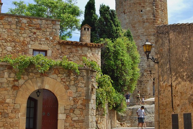 Girona & Costa Brava Small-Group Tour with Pickup from Barcelona - Comfort checklist for a 10-hour walk-heavy day