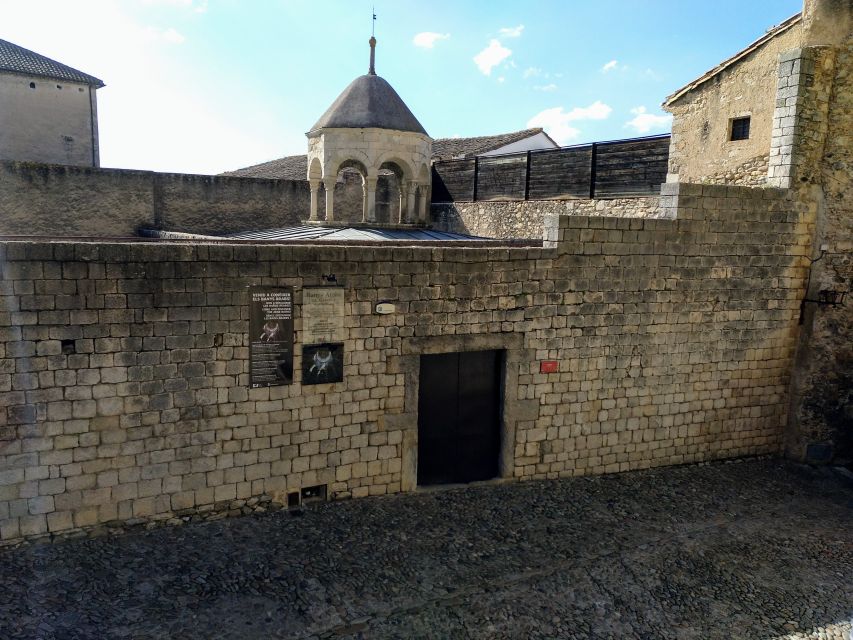 Girona: Small Group Walking Tour - Pacing, guide style, and why questions are part of the experience