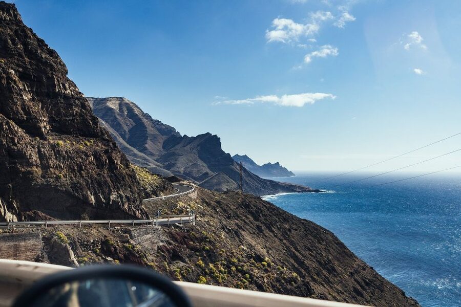 Gran Canaria: Grand Island Tour by Bus with Transfers - Montañas Azules: volcanic color in a quick, memorable stop