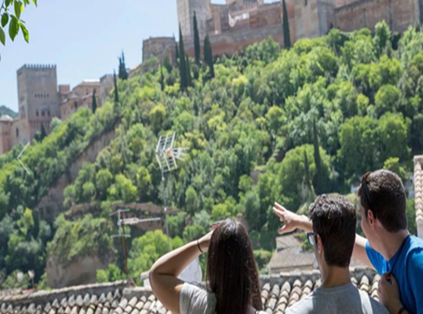Granada: Albaicín and Sacromonte 2.5-Hour Walking Tour - Pace, steps, and what to wear on steep Granada days