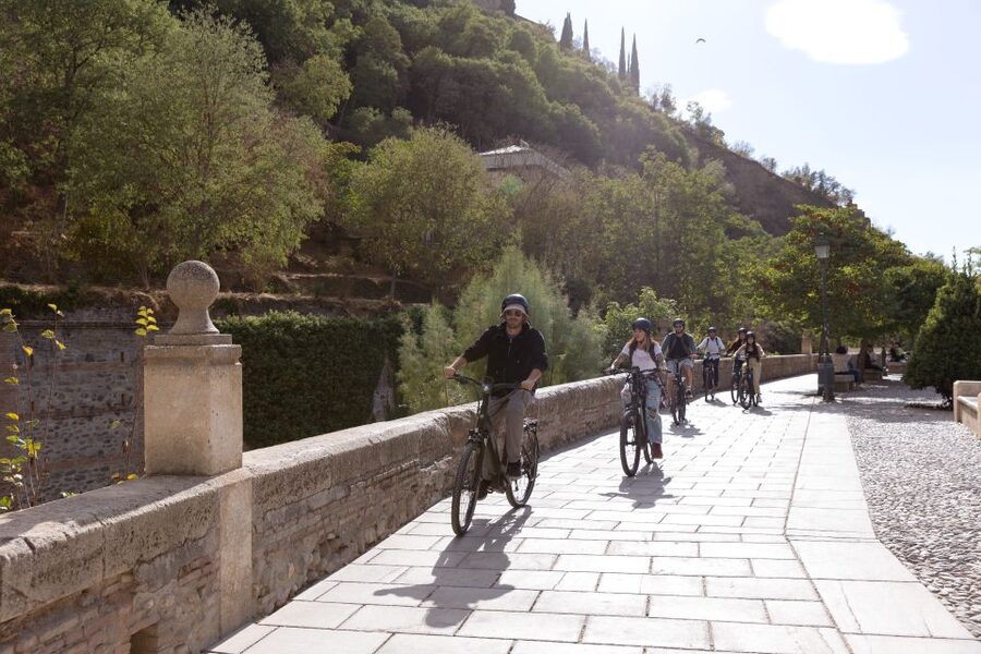 Granada: Albaicin and Sacromonte E-Bike Tour - Who should book this e-bike tour, and who should pass