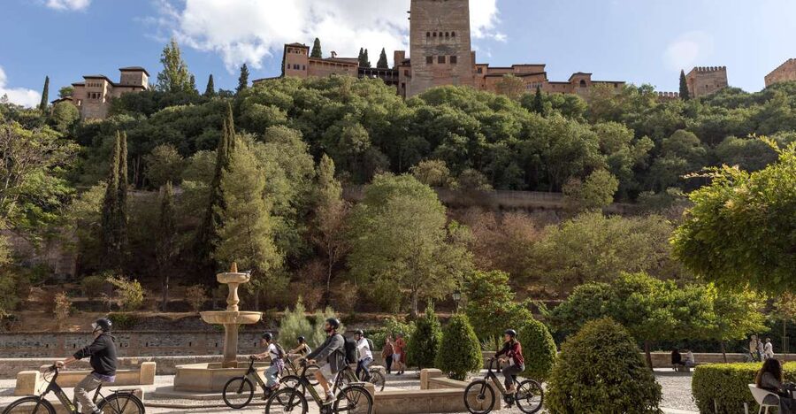 Granada: Albaicin and Sacromonte E-Bike Tour - Meeting in the center, then getting comfortable on a Yamaha or Bosch e-bike