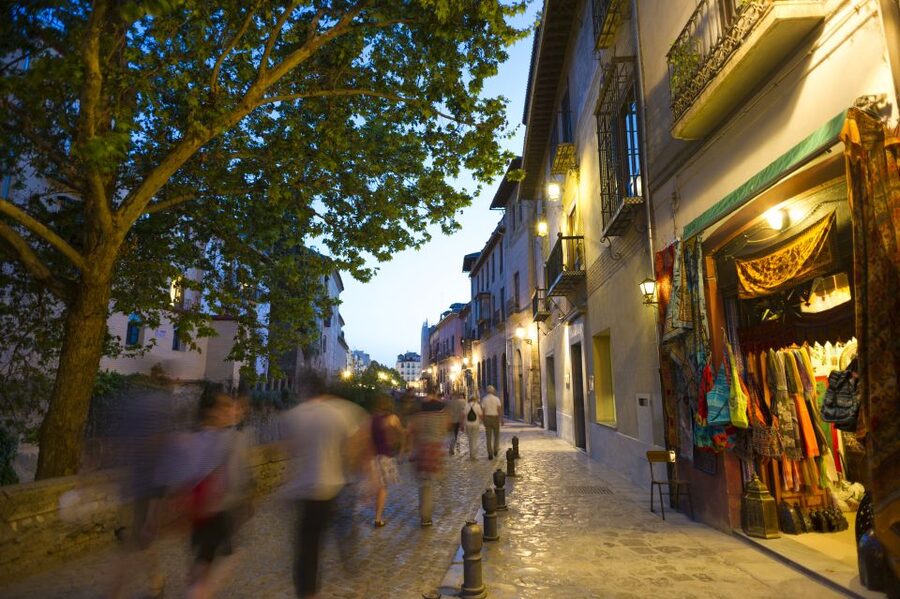 Granada: Albaicin and Sacromonte Evening Walking Tour - Arco de las Pesas and Plaza Larga: short stops with real payoffs