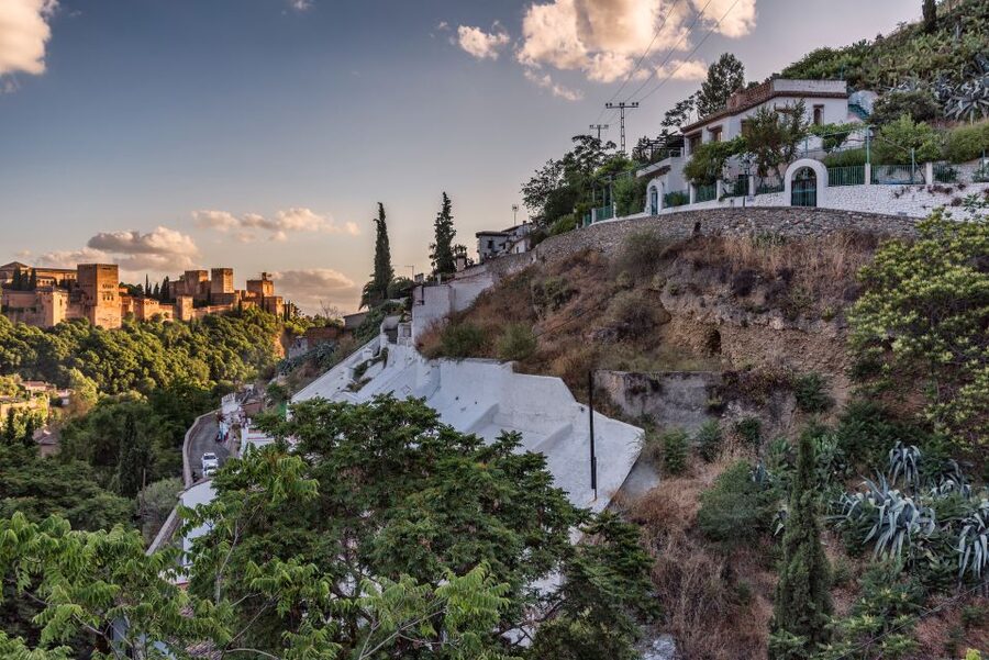 Granada: Albaicin and Sacromonte Evening Walking Tour - Start at Plaza Isabel la Católica, then ease into the old city