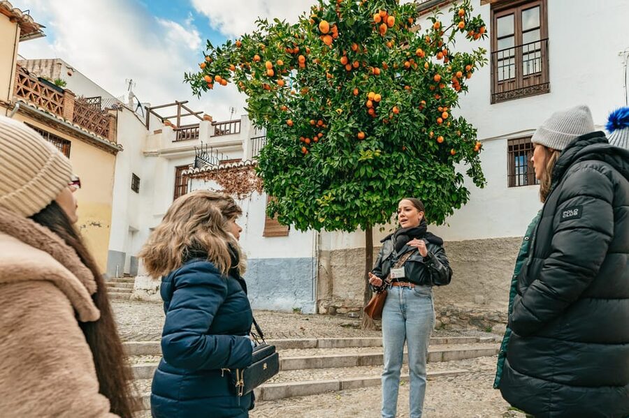 Granada: Albaicín and Sacromonte Guided Sunset Walking Tour - Why Albaicín and Sacromonte looks best after hours