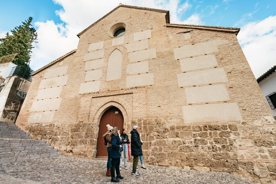 Granada: Albaicín and Sacromonte Guided Sunset Walking Tour - El Bañuelo stop: a short moment that adds historical weight
