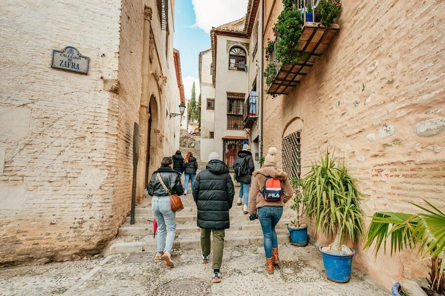 Granada: Albaicín and Sacromonte Guided Sunset Walking Tour - Down into Sacromonte: viewpoints plus flamenco tradition vibes