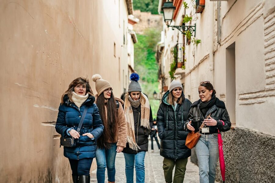 Granada: Albaicín and Sacromonte Guided Sunset Walking Tour - Pace, group size, and how the guide keeps it fun