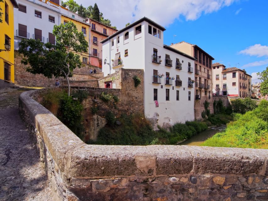 Granada: Albaicín and Sacromonte Walking Tour - Carrera del Darro back toward the center