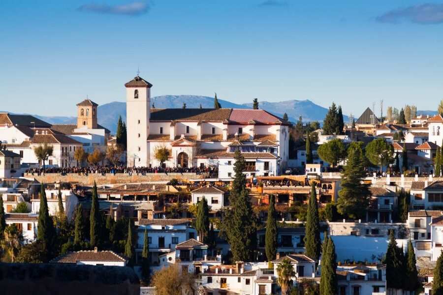 Granada: Albaicín and Sacromonte Walking Tour - Starting at Plaza Isabel la Católica and getting your bearings
