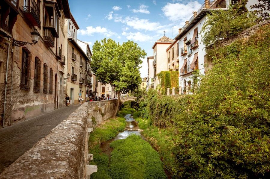 Granada: Albayzin and Sacromonte Walking Tour - Two Neighborhoods, One View: Albayzín to Sacromonte