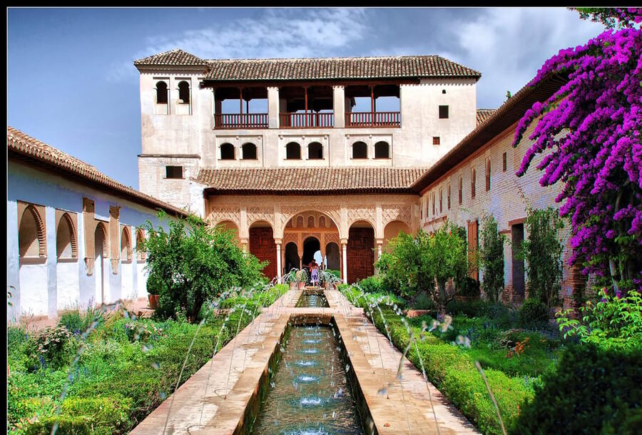 Granada: Alhambra and Generalife Garden Ticket & Guided Tour - What’s included, and the big thing that is not