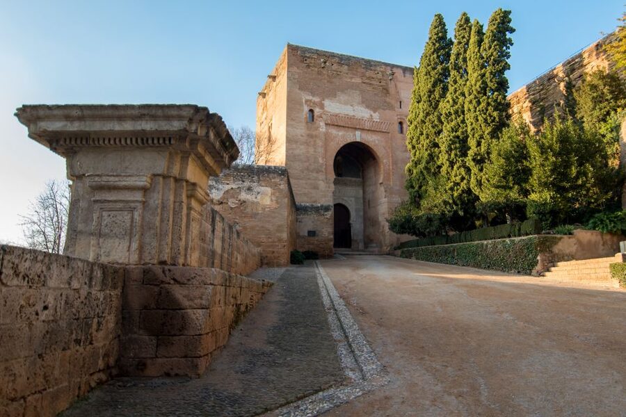 Granada Alhambra and Generalife Gardens Experience Tour - Live Guide Vs Audio Guide: What Changes In Your Experience