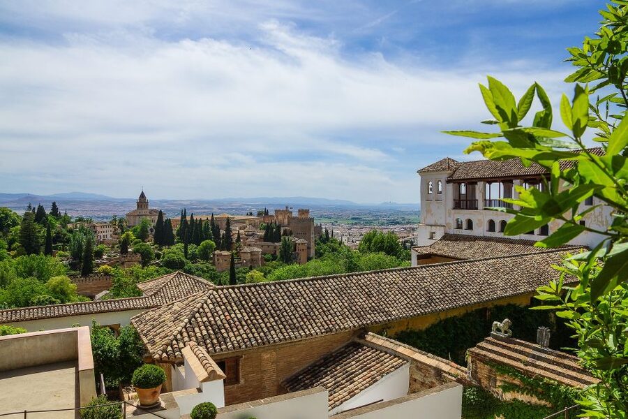 Granada: Alhambra and Generalife Gardens Guided Tour - Alcazaba Fortress Walls: The High Ground Logic