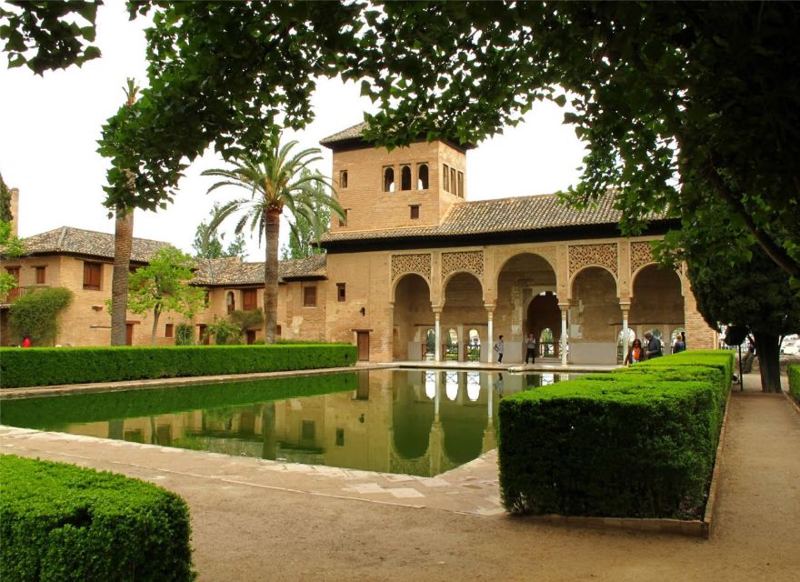 Granada: Alhambra and Generalife Gardens Guided Tour - Meeting the Group: Look for the Orange Umbrella at the Entrance
