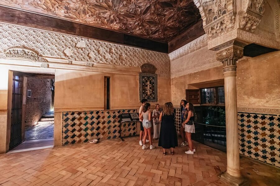 Granada: Alhambra and Nasrid Palaces Guided Tour at Night - Why the Alhambra feels different at night
