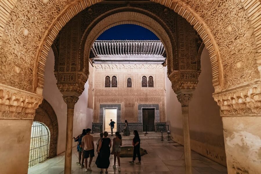 Granada: Alhambra and Nasrid Palaces Guided Tour at Night - Practical tips that will make your night go smoother