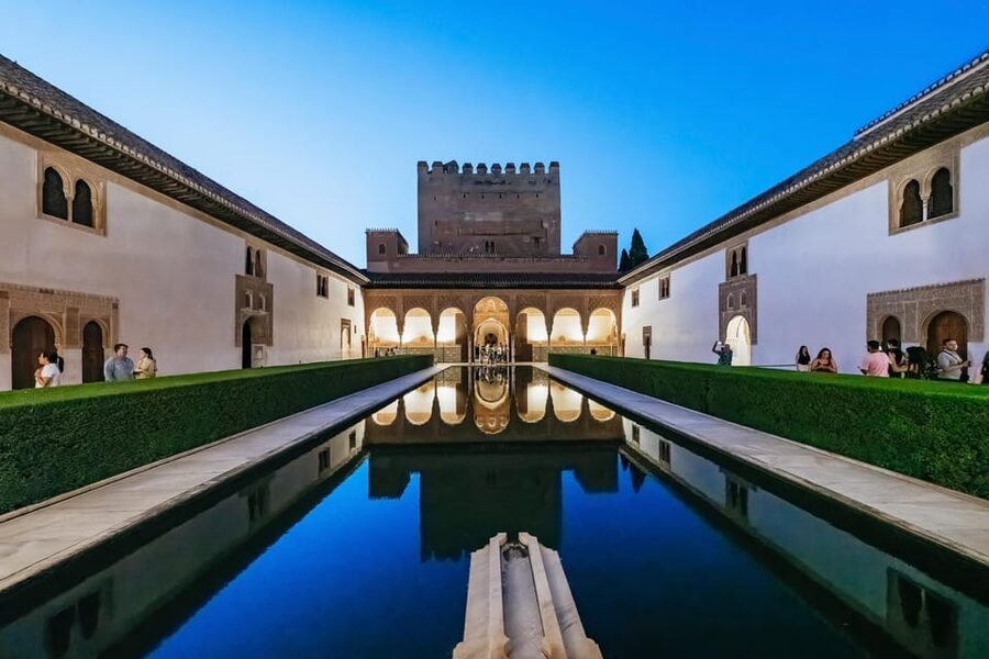 Granada: Alhambra and Nasrid Palaces Guided Tour at Night - Starting the night on the Alhambra wall, Puerta de la Justicia