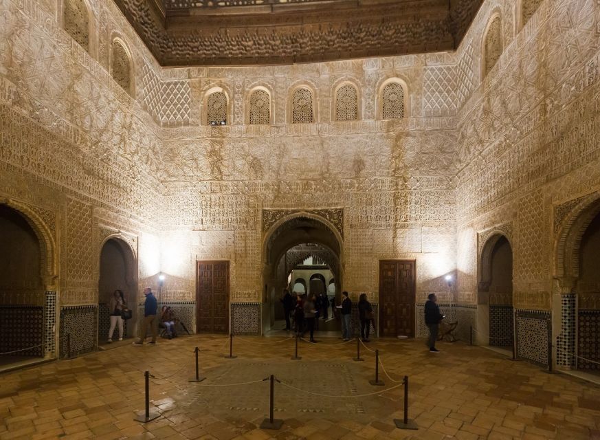 Granada: Alhambra and Nasrid Palaces Private Tour - Generalife Gardens: water, patios, and the Andalusian mood