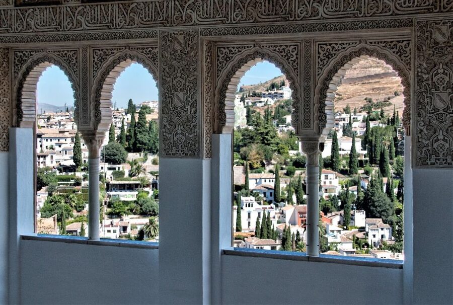 Granada: Alhambra Complex Guided Tour with Ticket - Inside the Nasrid Palaces: Where Court Life Shows Up in Stone