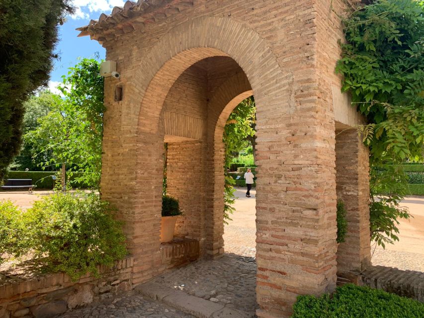 Granada: Alhambra Complex Guided Tour with Ticket - How Guides Make or Break This Kind of Tour