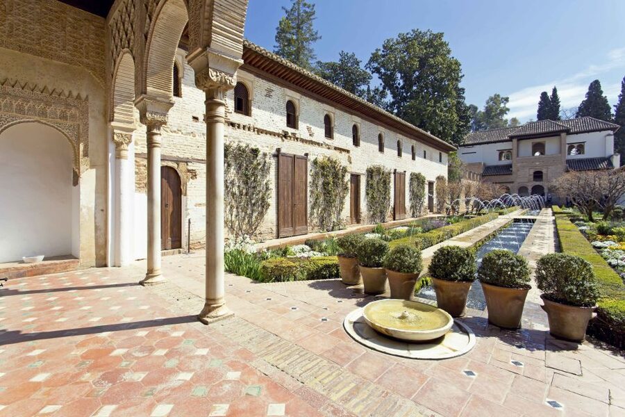 Granada: Alhambra Fast-Track Guided Tour - Nasrid Palaces: Comares and the heart of the Nasrid story