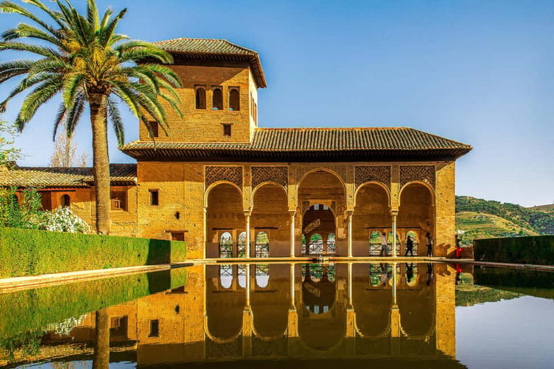 Granada: Alhambra, Generalife & Nasrid Palaces Guided Tour - Nasrid Palaces: where a guide earns their keep