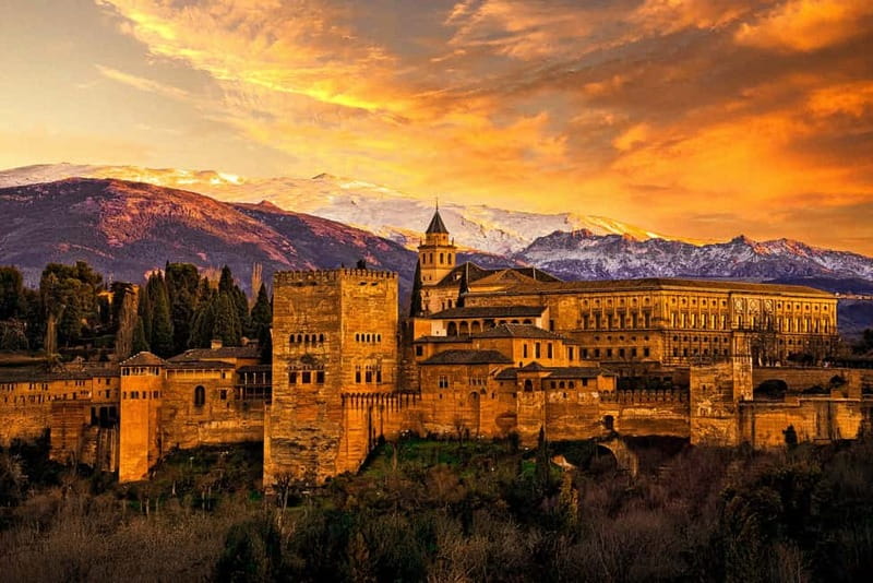Granada: Alhambra, Generalife & Nasrid Palaces Guided Tour - Alcazaba: finishing with a self-guided stretch