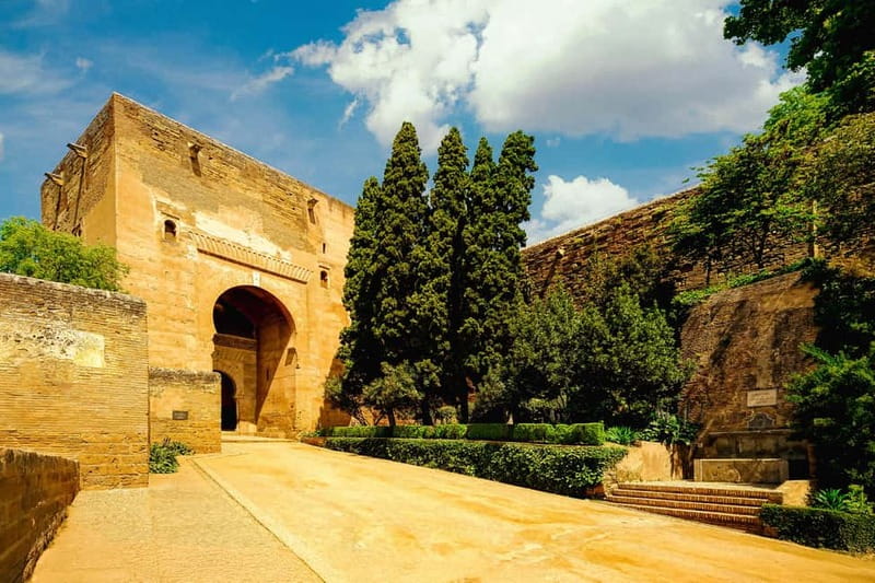 Granada: Alhambra, Generalife & Nasrid Palaces Guided Tour - Price and value: what your $215 really buys