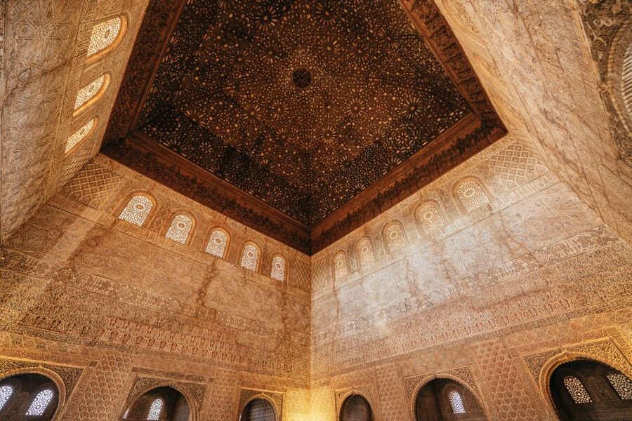Granada: Alhambra Guided Tour with Nasrid Palaces & Gardens - Timing and pacing: how a 3-hour format works in real life