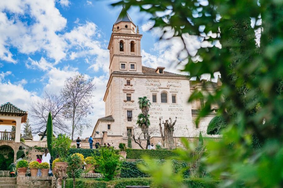 Granada: Alhambra Guided Tour with Nasrid Palaces & Gardens - Who should book this Alhambra guided tour