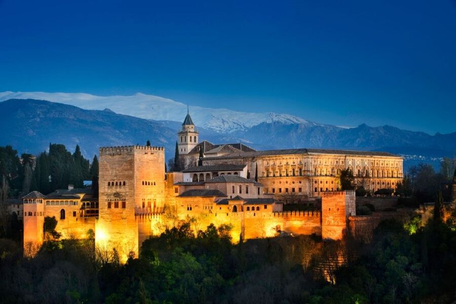 Granada: Alhambra, Nasrid, and Generalife Private Tour - Entering Alhambra Without Losing Hours to Lines